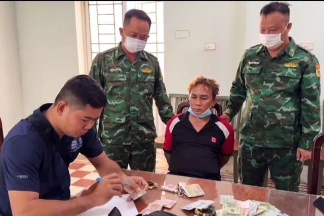 anh-trai-lao-o-to-vao-em-gai-3