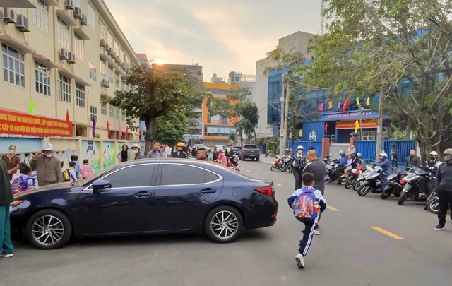 hieu-truong-do-lexus-truoc-cong-truong-3