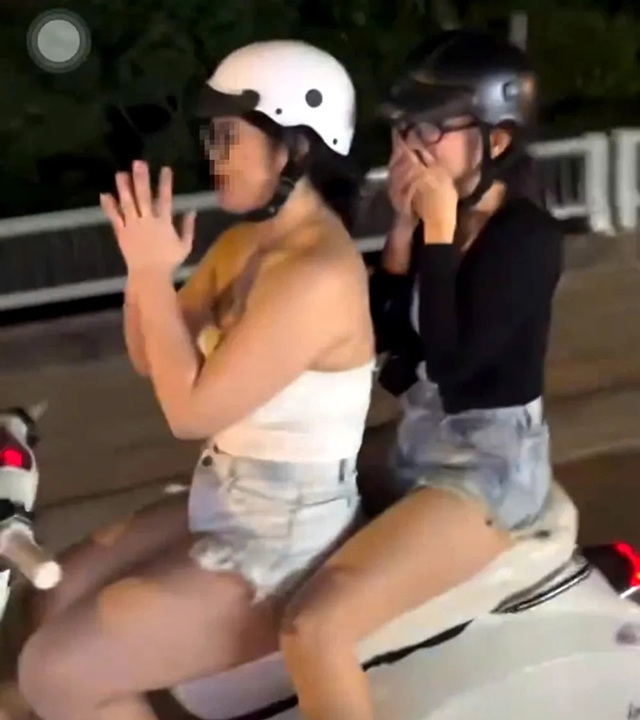 co-gai-tre-chap-tay-lay-khi-lai-xe-22