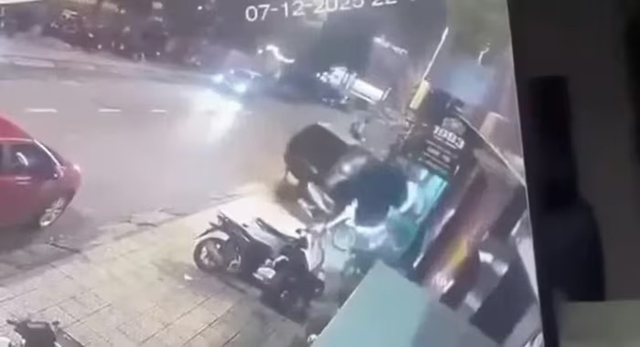 tong-o-to-vao-nhom-doi-thu-3