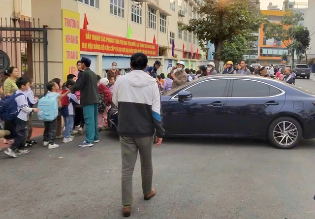 hieu-truong-do-lexus-truoc-cong-truong-3