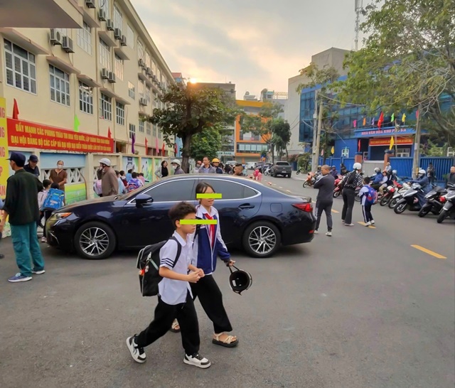 hieu-truong-do-lexus-truoc-cong-truong-4