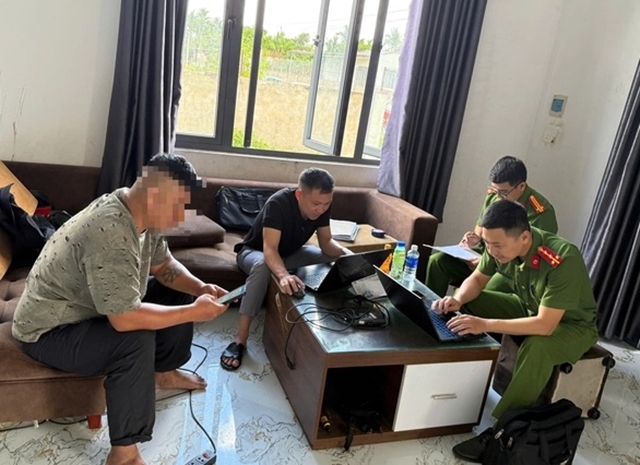 cha-nhot-2-con-trong-phong-1