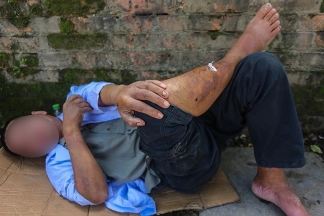 nguoi-dan-ong-bi-nhom-nam-sinh-danh-dap-1