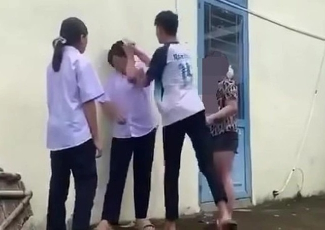 nu-sinh-lop-8-bi-danh-hoi-dong-2