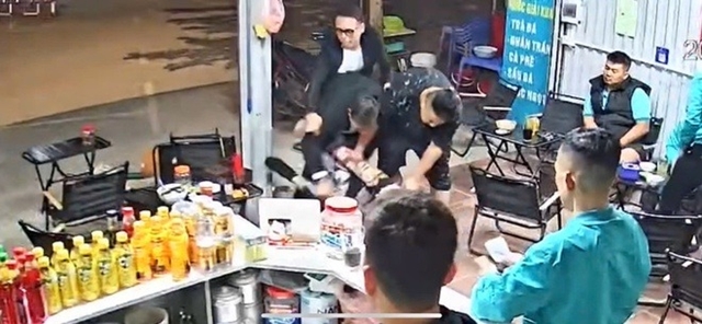 dam-nguoi-ben-xe-giap-bat-2