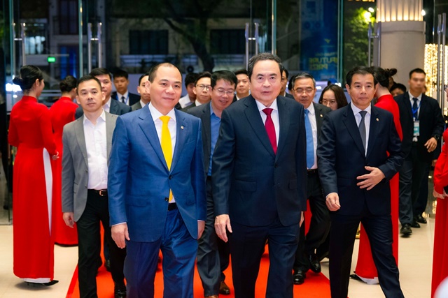 gia-dinh-ty-phu-pham-nhat-vuong-1