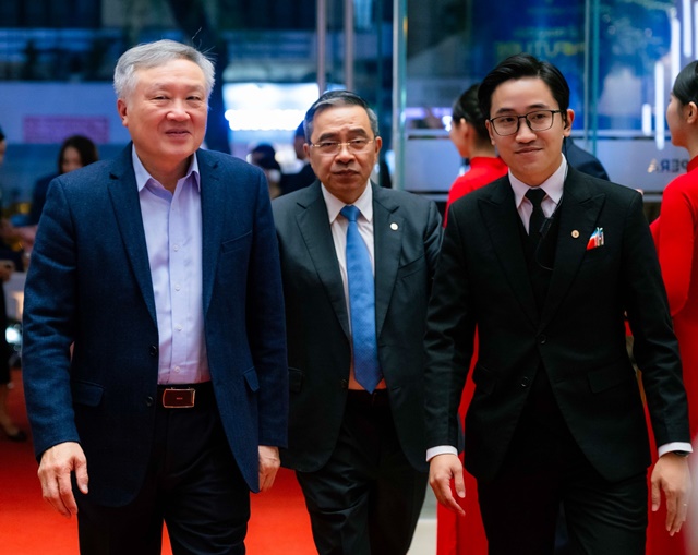 gia-dinh-ty-phu-pham-nhat-vuong-2