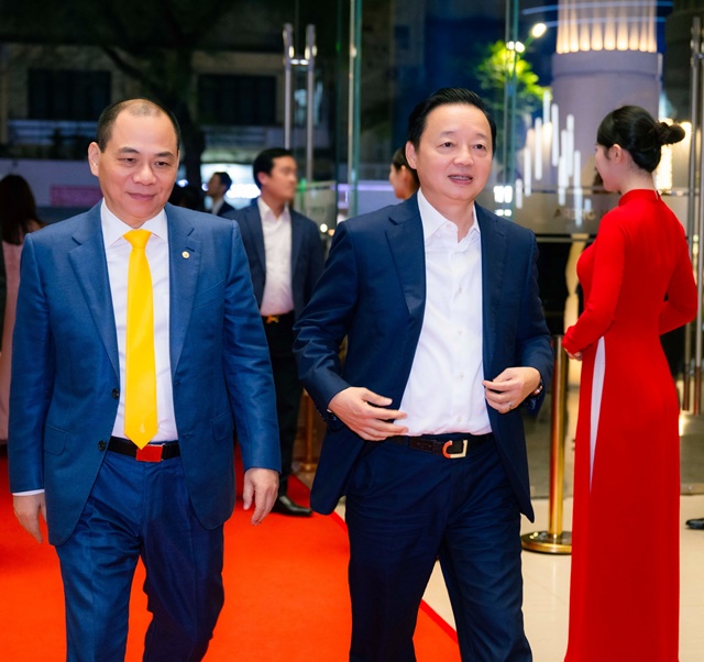 gia-dinh-ty-phu-pham-nhat-vuong-3