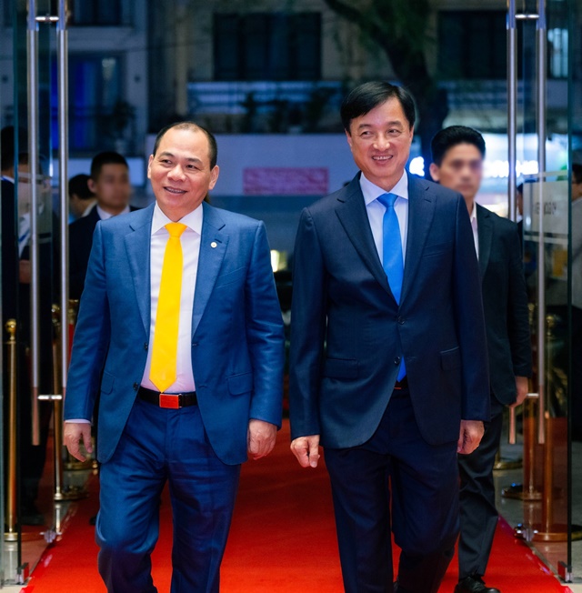 gia-dinh-ty-phu-pham-nhat-vuong-4