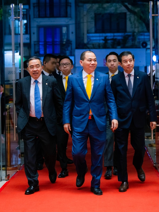 gia-dinh-ty-phu-pham-nhat-vuong-5