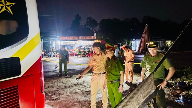 xe-khach-tong-3-thanh-nien-ngoi-ben-duong-3