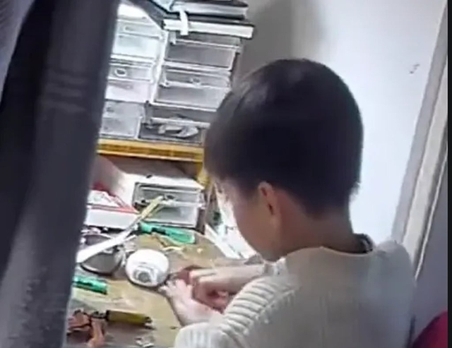 be-trai-cat-day-chuyen-vang-1