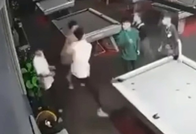 nam-sinh-bi-danh-trong-quan-bida-1