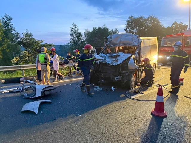 tai-nan-xe-khach-xe-dau-keo-11-nguoi-thuong-vong-2