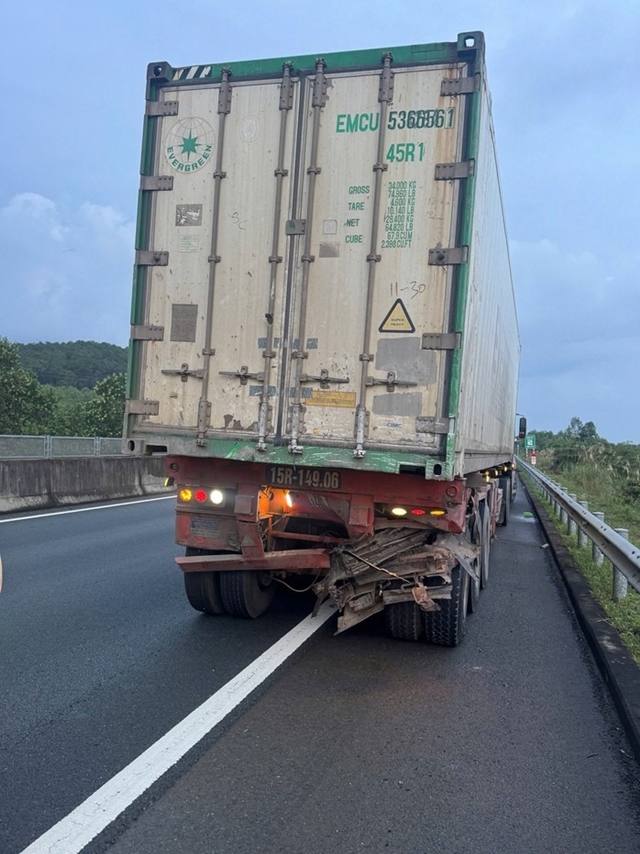 tai-nan-xe-khach-xe-dau-keo-11-nguoi-thuong-vong-4