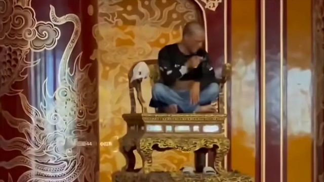 nguoi-dan-ong-dap-pha-ngai-vang-6