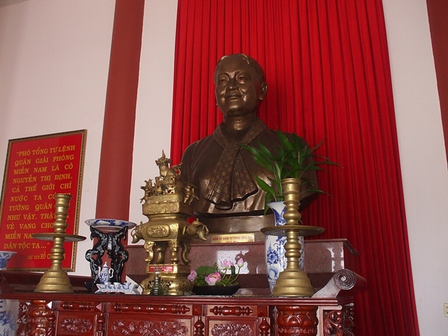 thieu-tuong-nguyen-thi-dinh-2