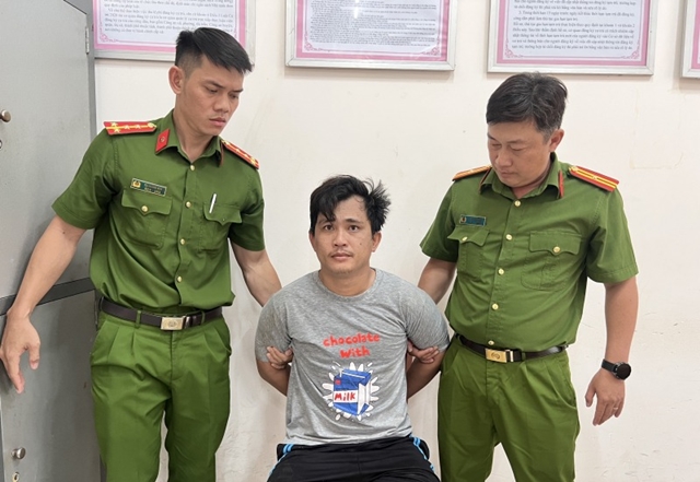 doi-tuong-danh-me-dam-can-bo-an-ninh-3