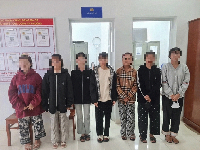 nhom-thieu-nu-chich-dien-1