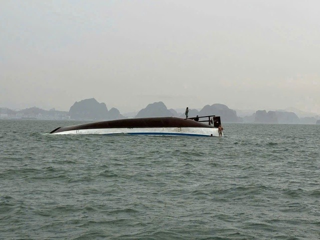 tau-vinh-xanh-58-bi-lat-o-vinh-ha-long-1