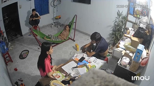 anh-trai-danh-em-gai-4