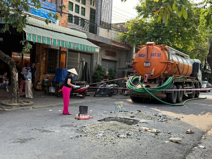 2-cong-nhan-roi-vao-ho-ga-1