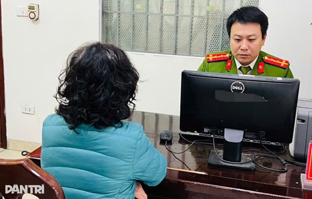 nguoi-phu-nu-keu-goi-dua-xe-1