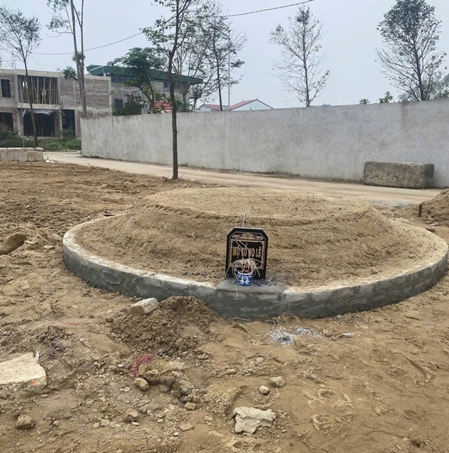 nghe-an-mo-to-tren-dat-nguoi-khac-2