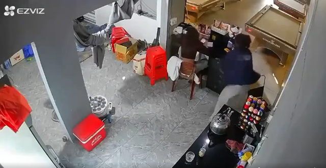 danh-nu-nhan-vien-quan-bida-1