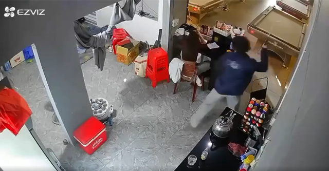 danh-nu-nhan-vien-quan-bida-2