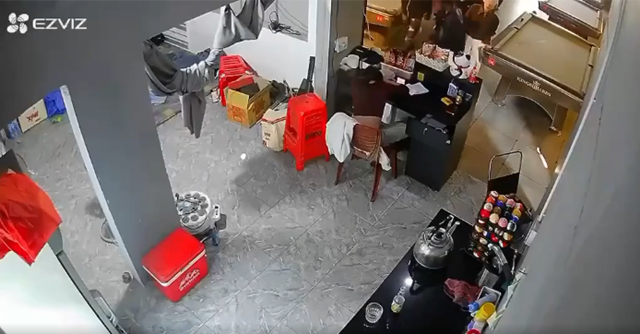 danh-nu-nhan-vien-quan-bida-3