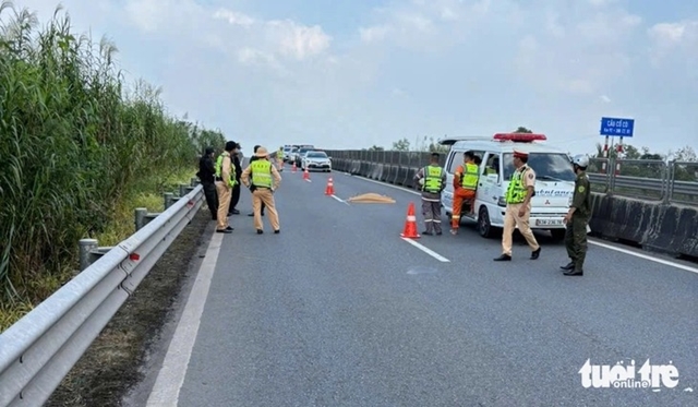 thi-the-nguoi-nuoc-ngoai-tren-cao-toc-3