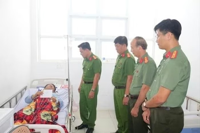 dam-can-bo-cong-an-2