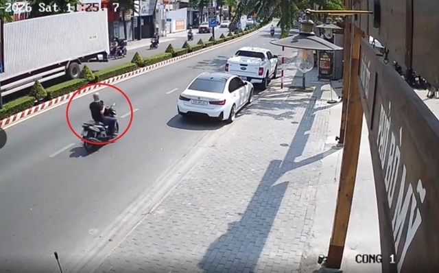 dap-guong-chieu-hau-o-to-1