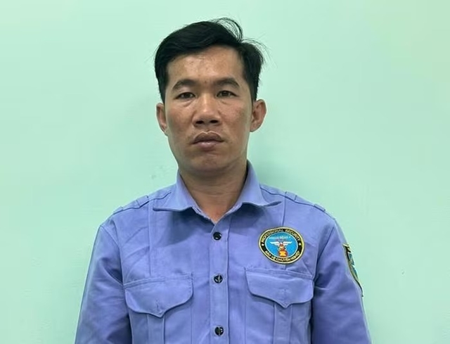 danh-co-gai-trong-quan-ca-phe-2