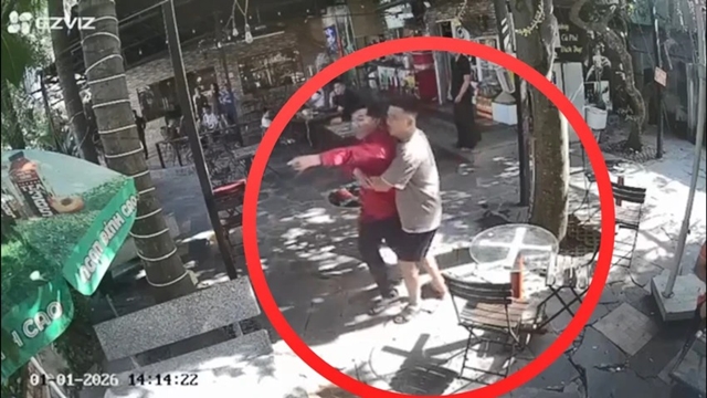 danh-co-gai-trong-quan-ca-phe-4