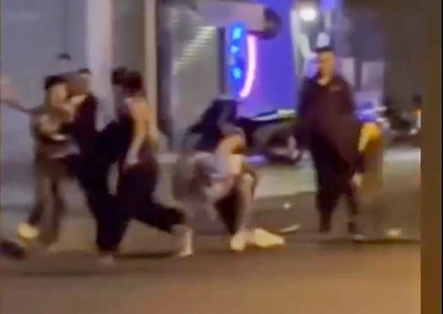 danh-nhau-voi-du-khach-2