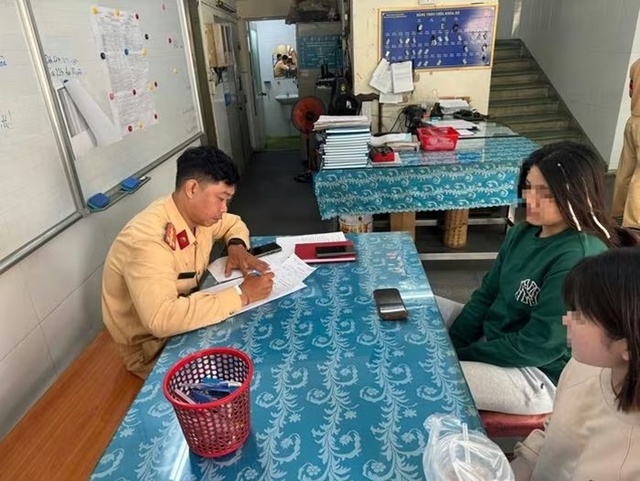 3-co-gai-tha-2-tay-tren-cau-ba-son-1