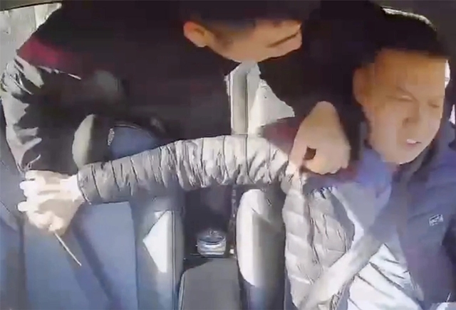 dung-dua-tan-cong-tai-xe-3