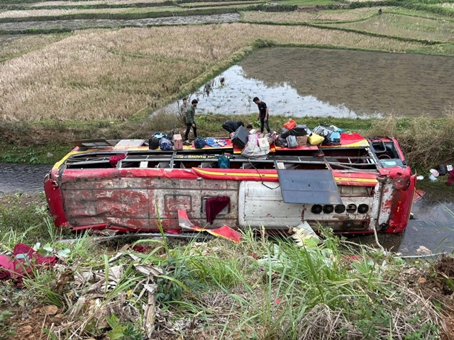 lat-xe-khach-cho-22-nguoi-1