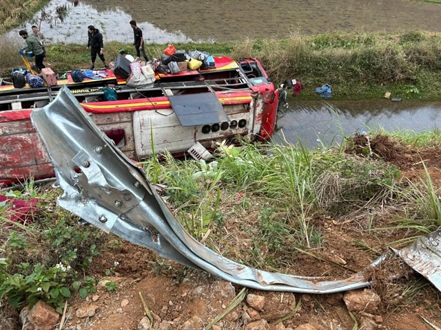 lat-xe-khach-cho-22-nguoi-3