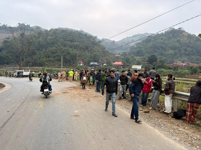 lat-xe-khach-cho-22-nguoi-4