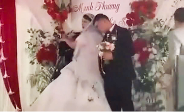 dam-cuoi-bi-tat-mam-tom-1