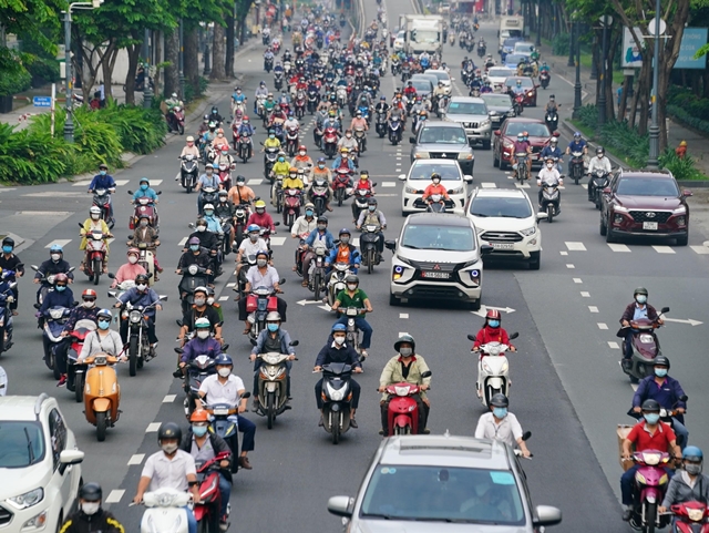 duong-pho-tp-hcm-binh-thuong-moi-ngay-dau-tuan-sau-gian-cach-xe-co-dong-duc-1851386718