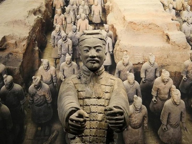 bi-an-doi-quan-dat-nung-trong-lang-tan-thuy-hoang-tai-sao-nhieu-chien-binh-nam-chat-tay-khong-vu-khi-cua-ho-dau-roi-18825092806524333