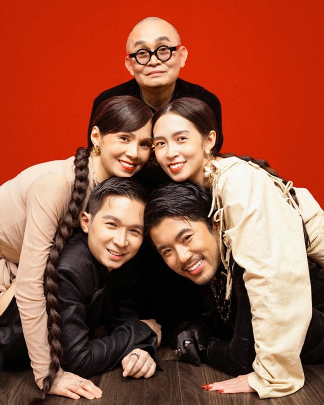 vo-danh-hai-xuan-hinh-gay-ngo-ngang-voi-nhan-sac-tre-dep-trong-bo-anh-cung-gia-dinh-172230831124455967