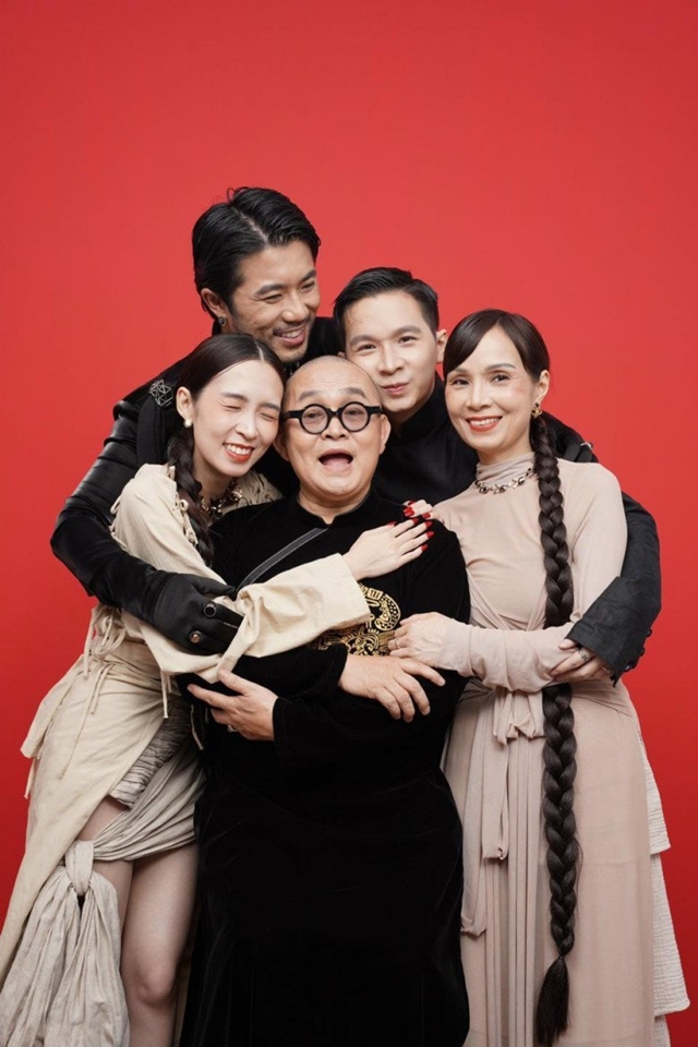vua-hai-xuan-hinh-khoe-anh-nguoi-vo-that-nhieu-tien-nhin-nhan-sac-bao-sao-2-con-dep-hon-bo-c20a600347