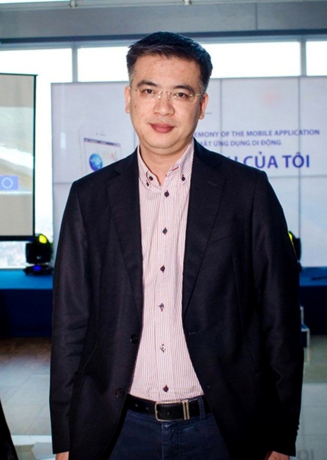 btv-quang-minh-nguoi-dan-ong-thoi-su-19h-nay-la-sep-tong-co-2-cuoc-hon-nhan-kin-tieng-vo-hien-tai-xinh-nhu-hoa-hau-2022042508360447 (1)