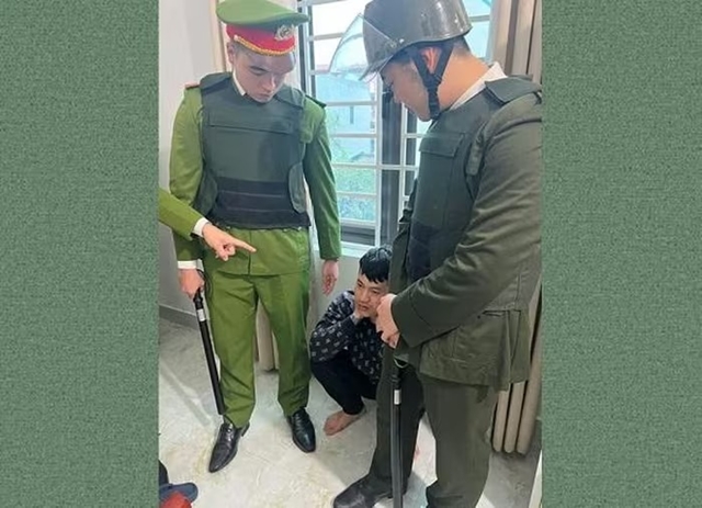 cam-dao-vao-tru-so-cong-an-2